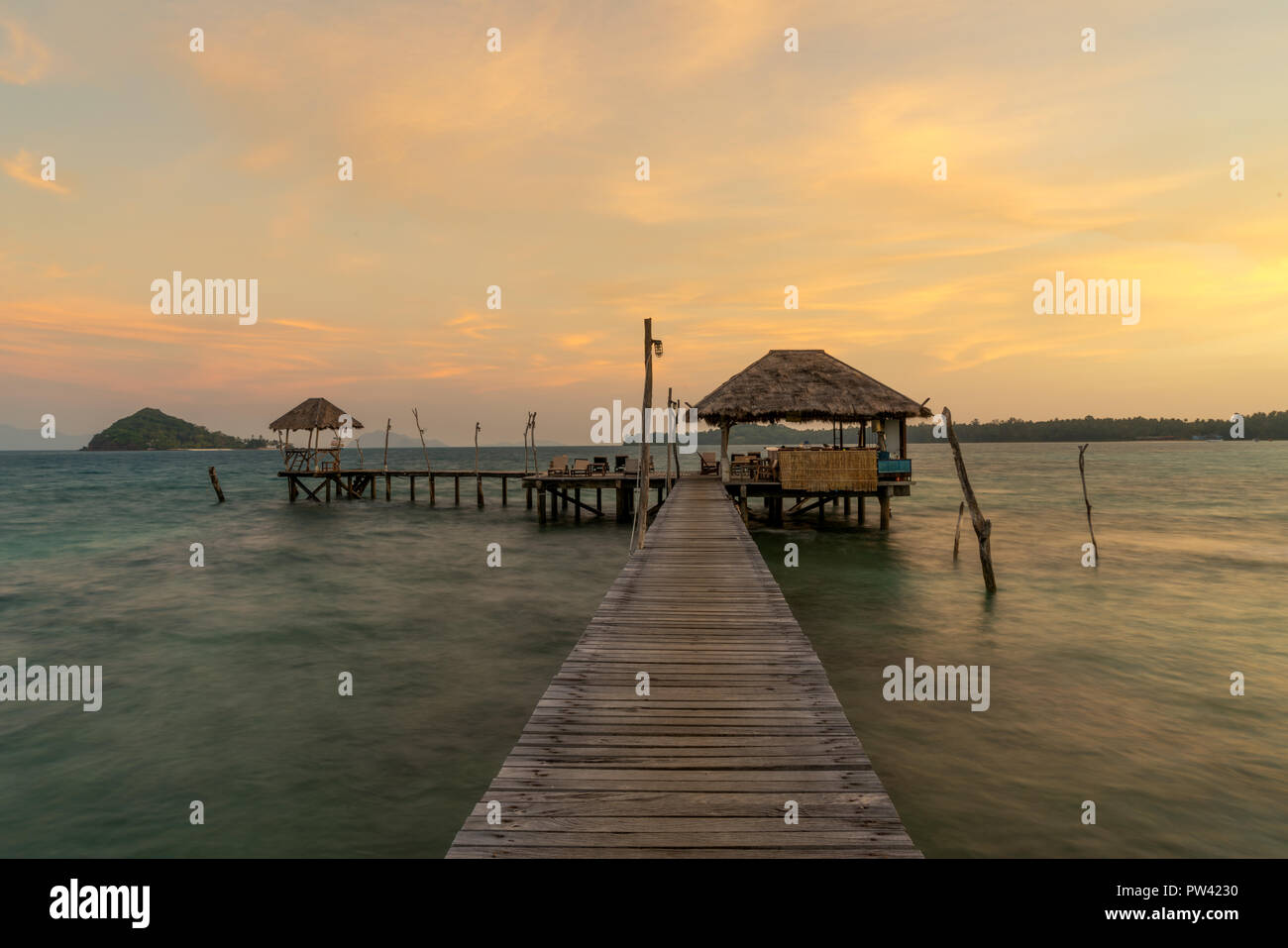 Perfetta estate paradiso tropicale spiaggia con sedie a sdraio al resort in Phuket, Tailandia. Vacanza vacanze estive e concetto di viaggio. Foto Stock