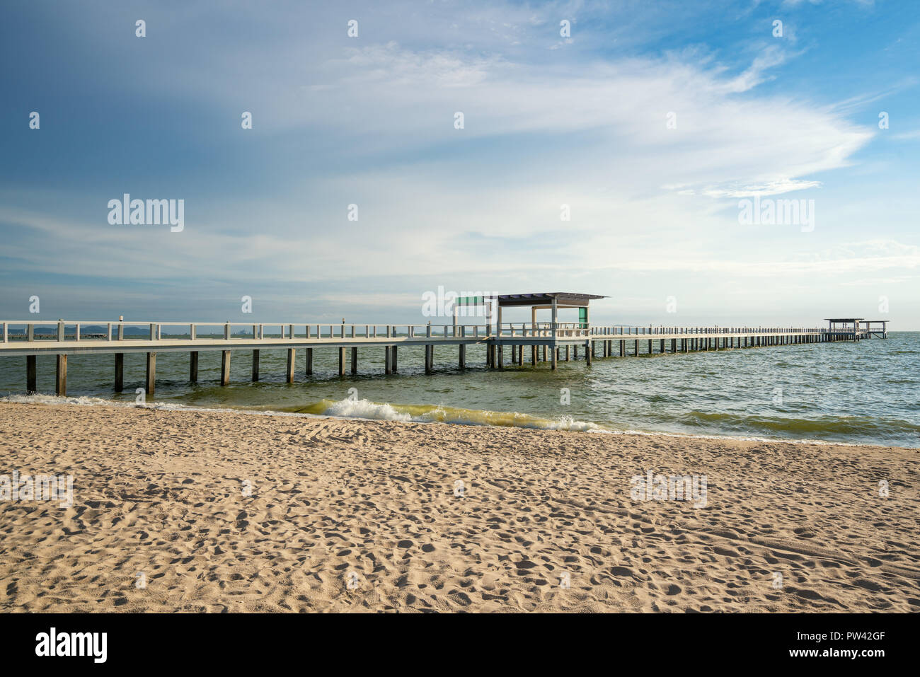 Il molo di legno tra il tramonto a Phuket, Tailandia. Estate, Viaggi, vacanze e concetto di vacanza. Foto Stock