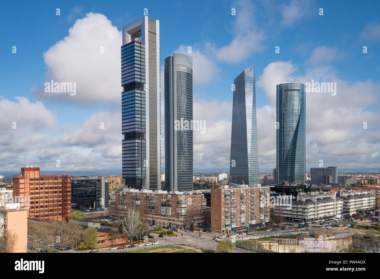 Paesaggio urbano di Madrid di giorno. Paesaggio di Madrid business building a quattro Torre. Alto edificio moderno in un quartiere commerciale area in Spagna. Foto Stock