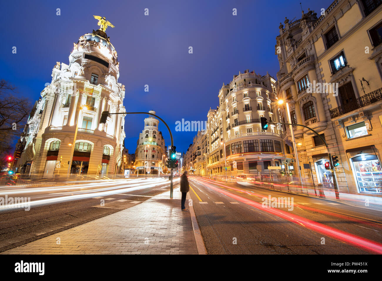 Auto e semafori sulla Gran Via, la strada principale dello shopping di Madrid di notte. La Spagna, l'Europa. Lanmark a Madrid, Spagna Foto Stock
