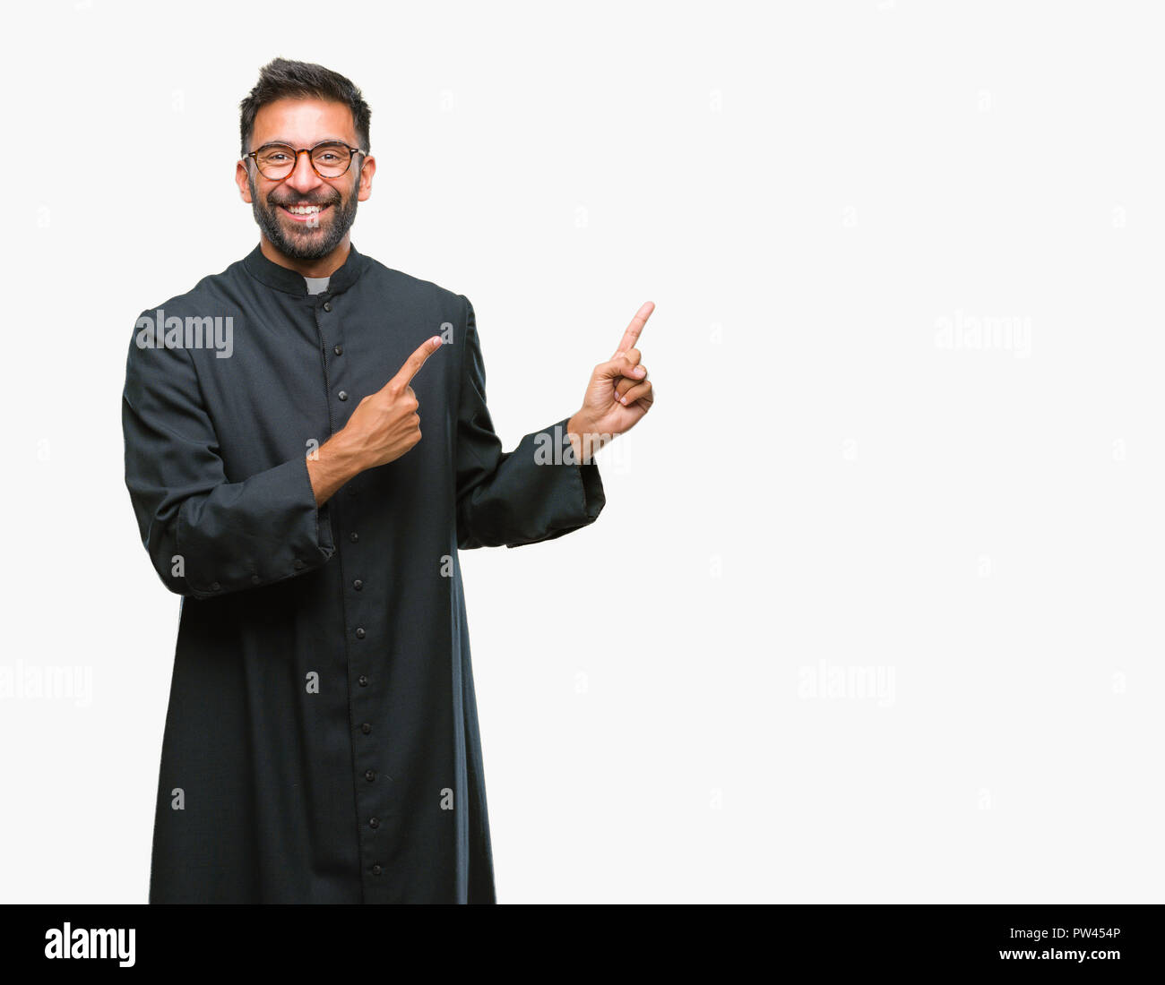 Adulto ispanica sacerdote cattolico uomo su sfondo isolato sorridente e guardando la fotocamera con le due mani e le dita per lato. Foto Stock