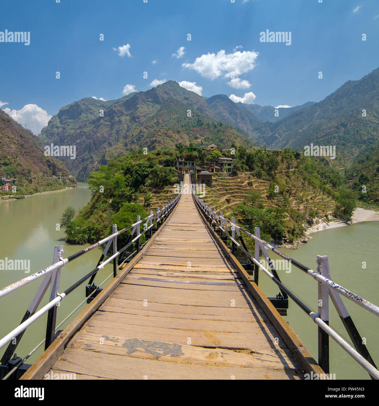 Bellissimo ponte in legno sopra il fiume Beas in aut villaggio nella valle di Kullu, Himachal Pradesh, India Foto Stock