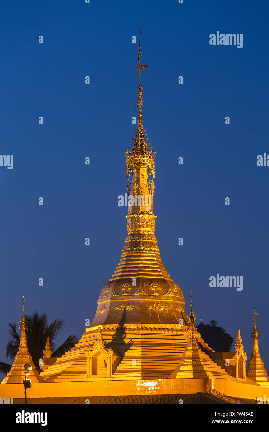 Golden pagoda birmana di Hpa-an city, Myanmar Foto Stock