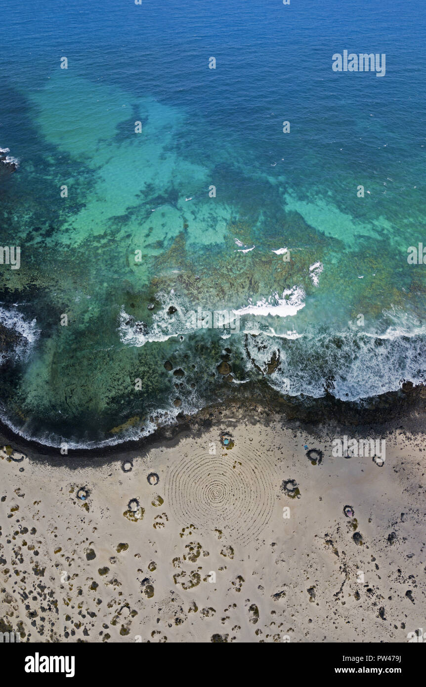 Vista aerea della spirale Caleta, spiaggia a spirale, i ciottoli sul terreno formante una spirale. Orzola, Lanzarote, Isole Canarie, Spagna. L'Africa. Foto Stock