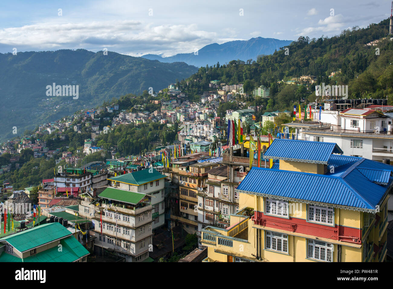 Bella vista aerea della città di Gangtok, capitale del Sikkim stato, India del Nord. Foto Stock