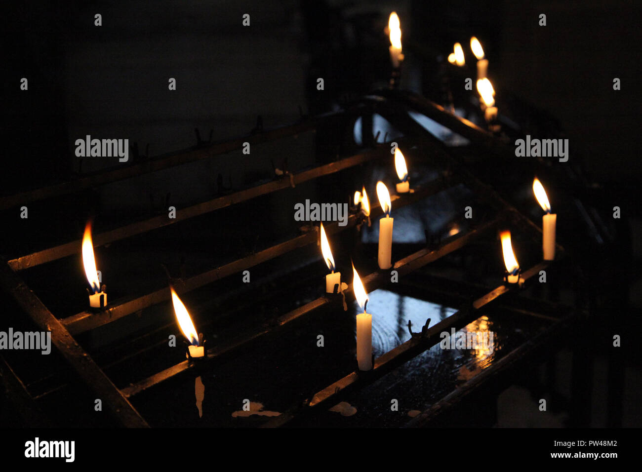 Acceso candele votive nella Cattedrale di St Paul London Inghilterra England Foto Stock