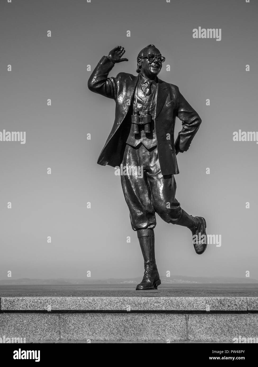 Statua del leggendario comico Eric Morecambe della commedia duo Morecambe e saggio situato sul lungomare di Morecambe Foto Stock