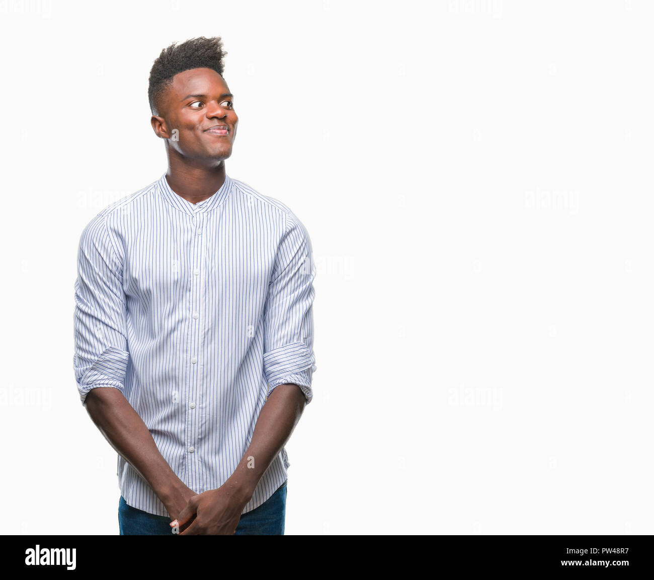 Giovane americano africano uomo su sfondo isolato sorridente cercando lato e lo sguardo lontano pensando. Foto Stock