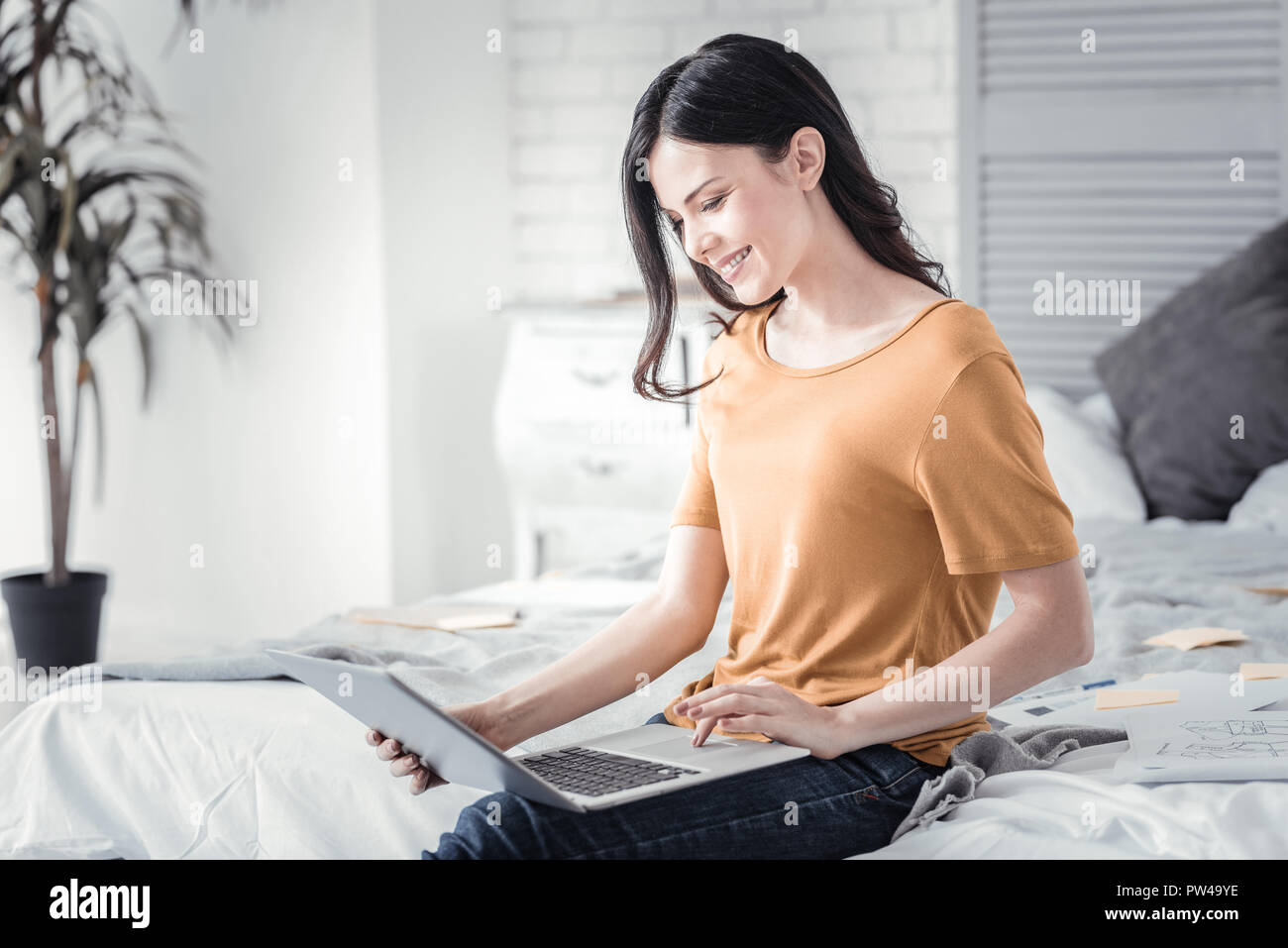 Felice freelancer lavorando con il computer Foto Stock
