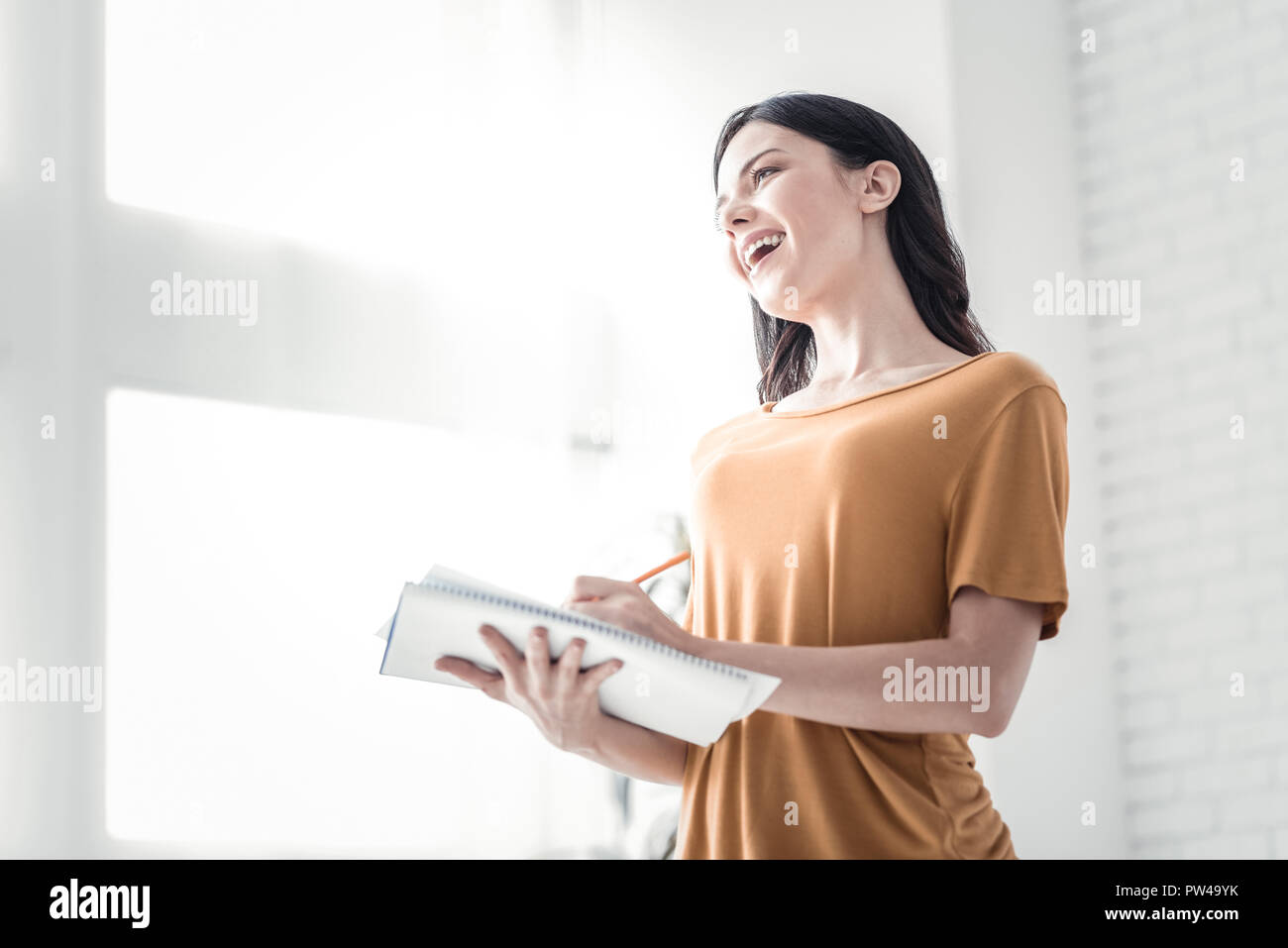 Affascinante persona femmina rendendo note Foto Stock