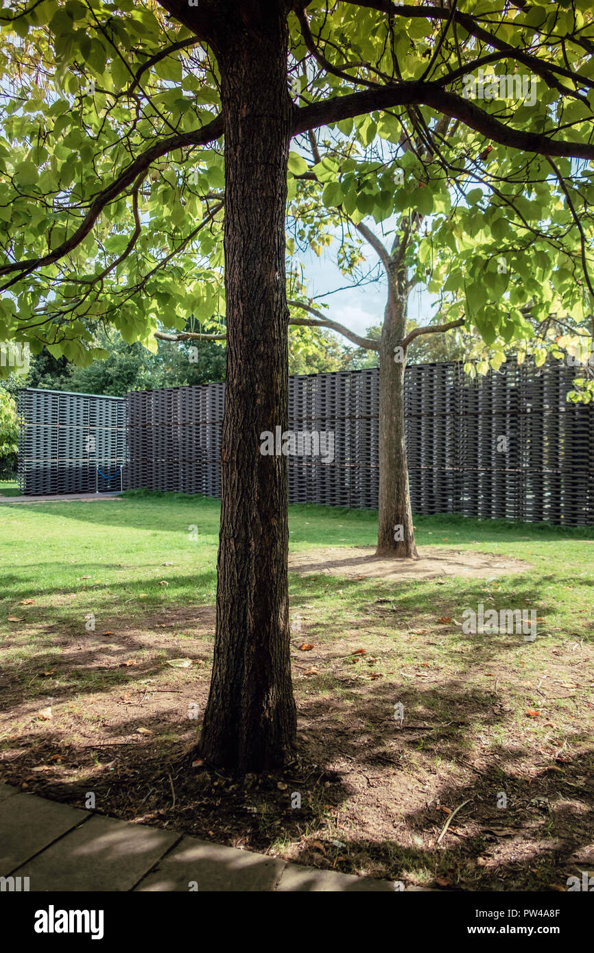 La parte esterna della serpentina Pavilion 2018, Kensington Gardens, Londra. Foto Stock