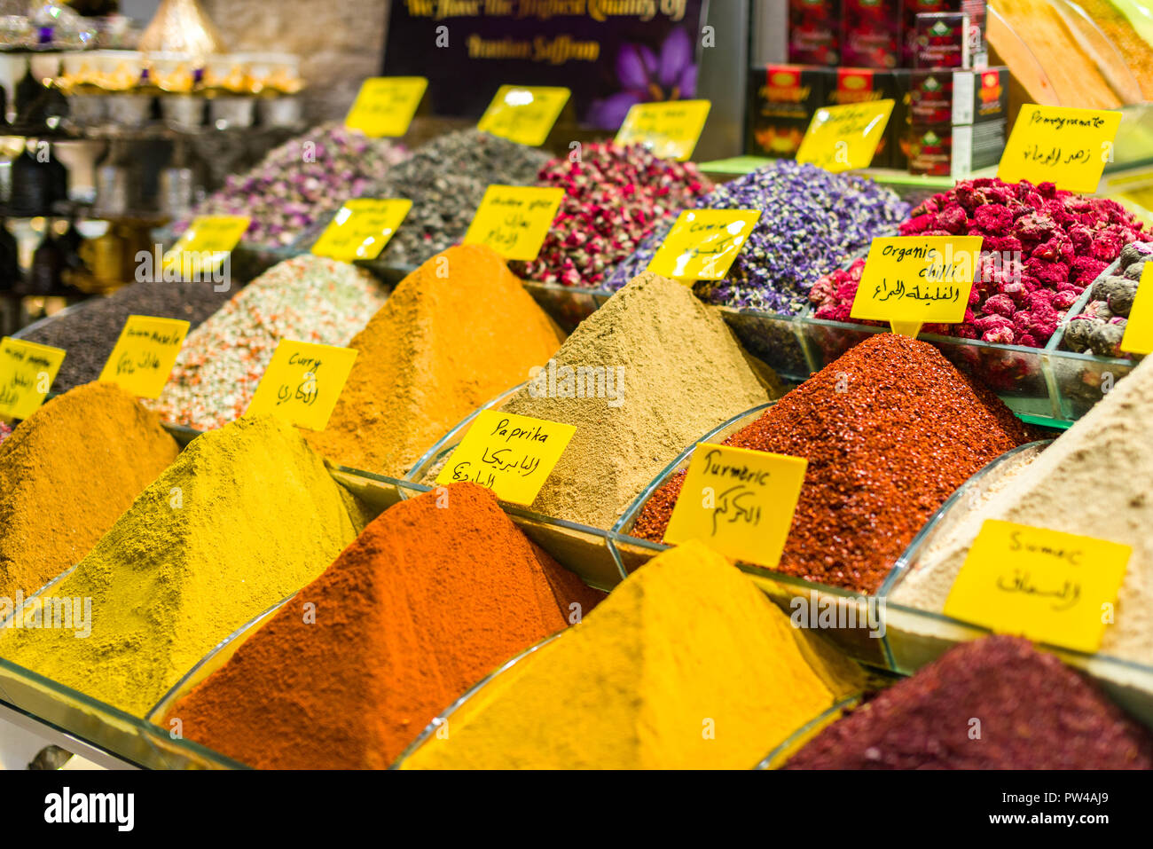 Spezie e condimenti sul display al di fuori di un negozio nel Grand Bazaar, Istanbul, Turchia Foto Stock