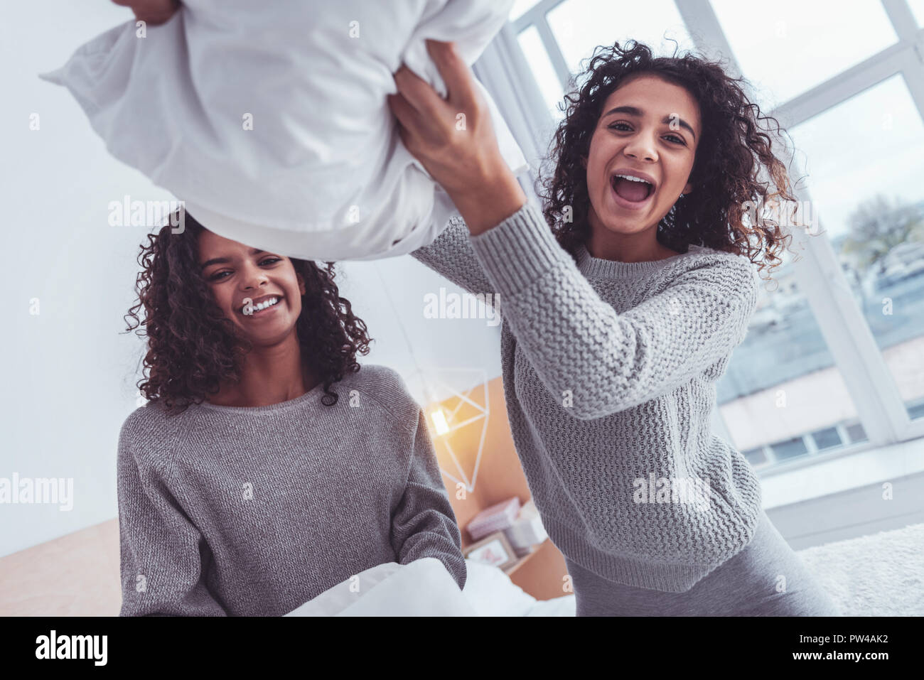 Cugini sorridente sensazione indimenticabile trascorrere tempo in famiglia Foto Stock