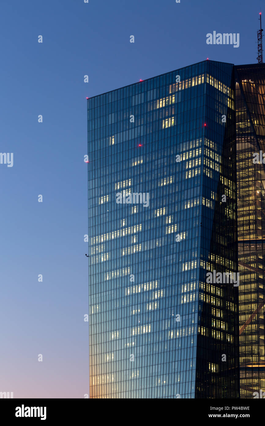 Francoforte, Germania, Ottobre 10th. 2018 - La Banca centrale europea torre in facciata di Francoforte dettagli nel sole di sera Foto Stock