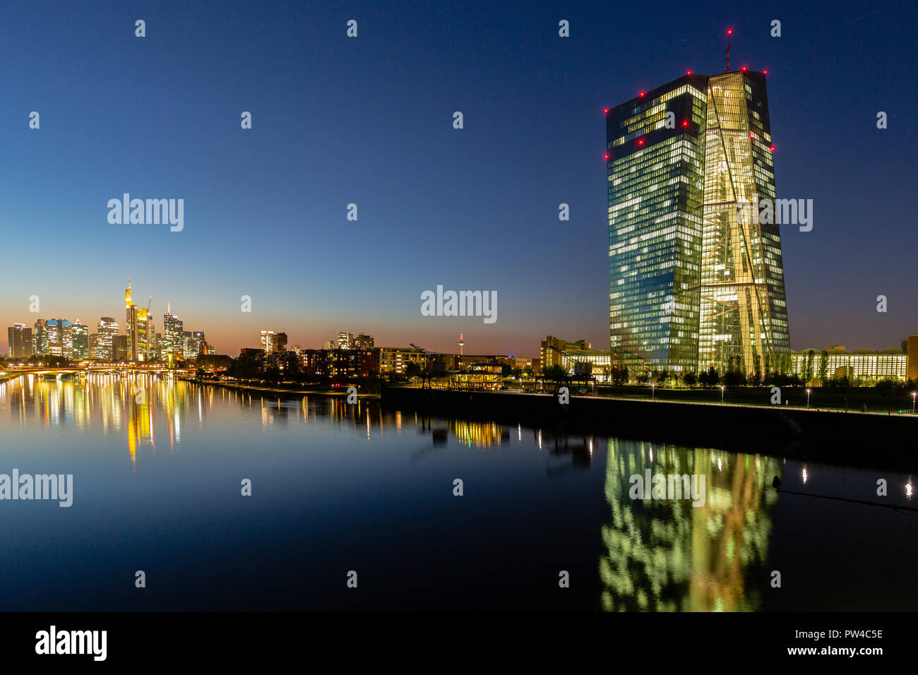 Francoforte sul Meno Banca Centrale Europea Tower, fiume Main e lo skyline di notte Foto Stock