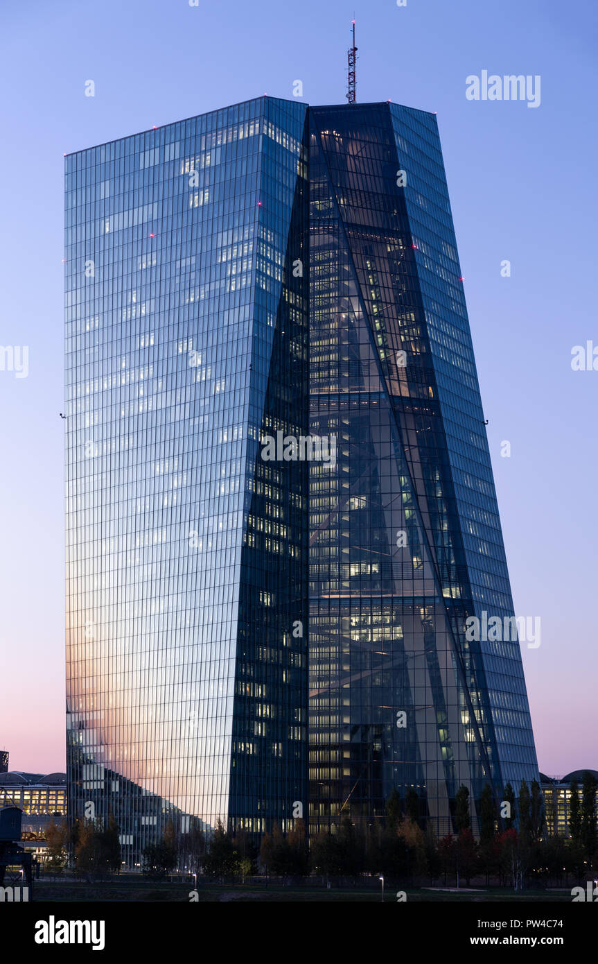 Francoforte, Germania, Ottobre 10th. 2018 - La Banca centrale europea Tower di Francoforte nel sole della sera Foto Stock