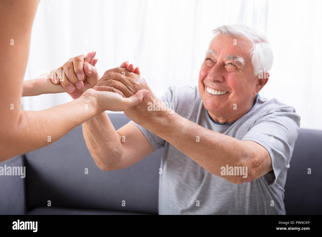 Close-up di una figlia per mano di suo padre Felice Foto Stock