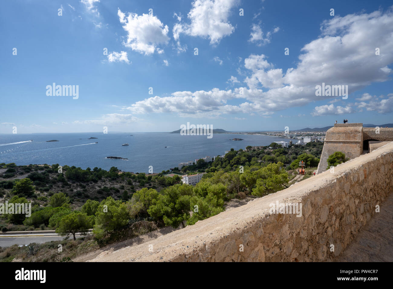 Splendida vista sull'oceano da Castell. Alberi di Nizza in primo piano e un meraviglioso cielo di nuvole Foto Stock