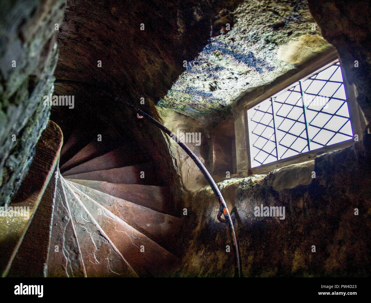 Scale di pietra spirale verso il basso la vecchia torre di castello Foto Stock