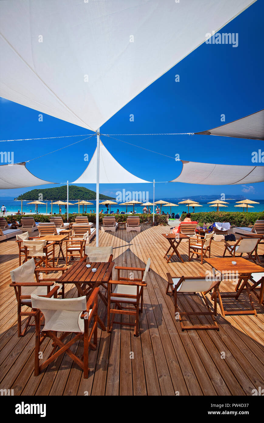 Il Beach bar alla spiaggia Kastani, Skopelos island, Sporadi settentrionali, Magnessia, Tessaglia, Grecia. Foto Stock