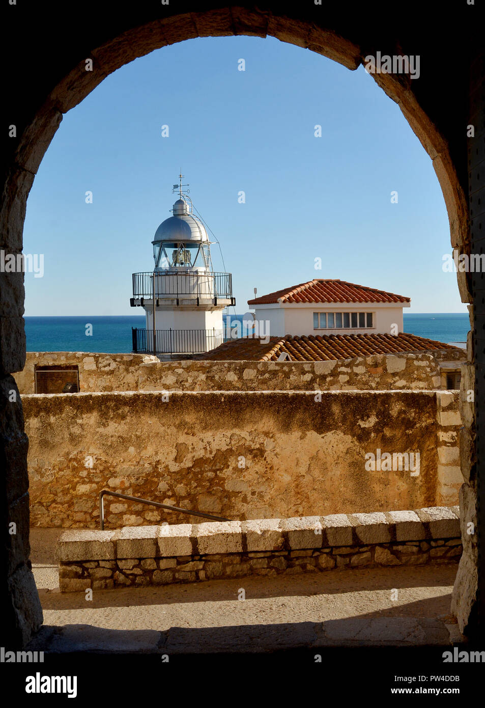 Faro di Peniscola vista dal Castello di Papa Luna con mare mediterraneo come sfondo. Peniscola è una popolare destinazione turistica in Spagna. Foto Stock