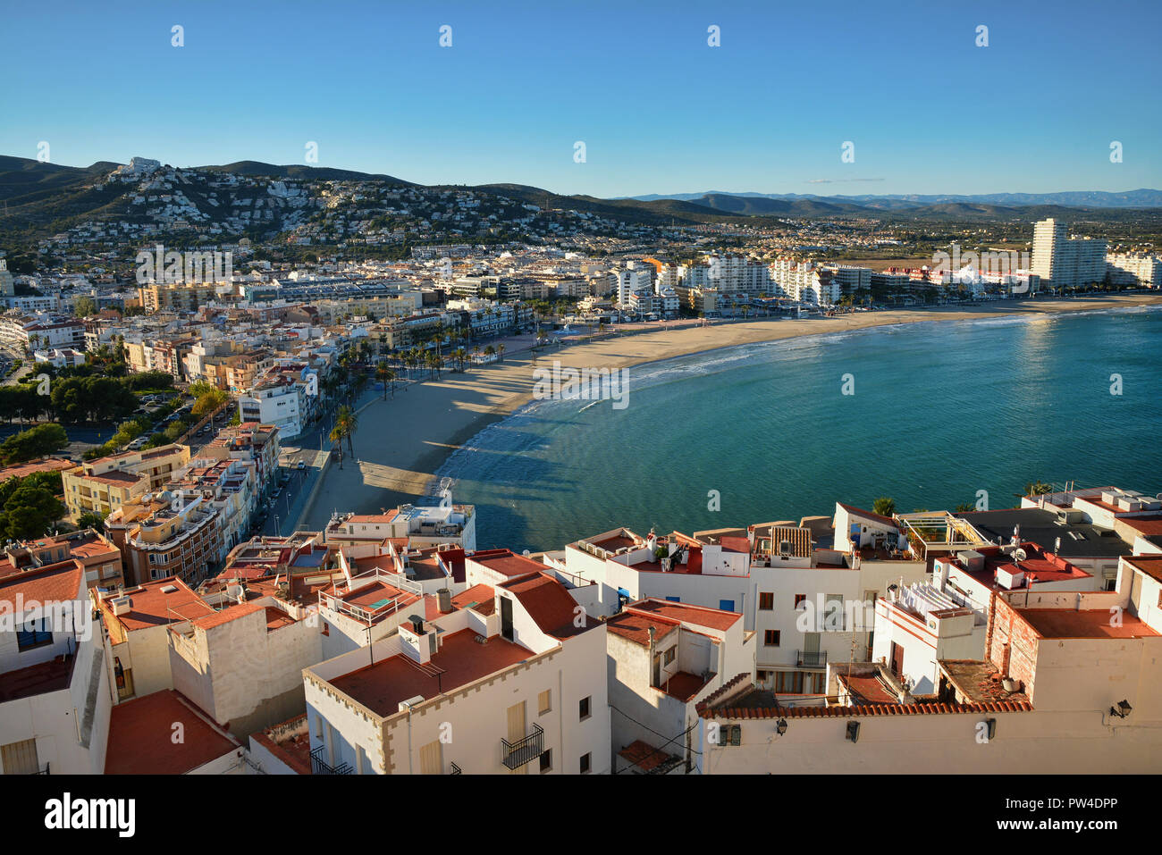 Vista aerea della penisola la città con il porto e marina , Costa del Azahar, provincia di Castellon. Vista dal castello di Papa Luna. Foto Stock