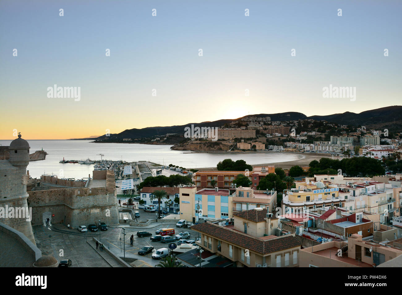 Vista aerea della penisola la città con il porto e marina , Costa del Azahar, provincia di Castellon. Vista dal castello di Papa Luna. Foto Stock