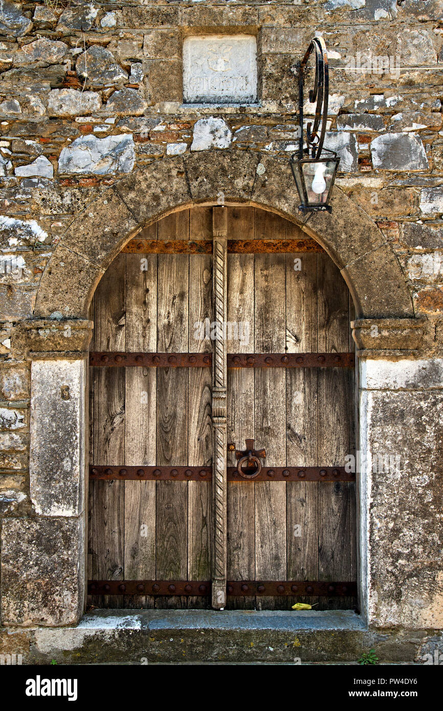 Bella e antica, porta di legno di Episkopi, 'castlelike' edificio veneziano del XVI-XVII secolo, la città di Skopelos, Skopelos island, Sporadi, Grecia. Foto Stock