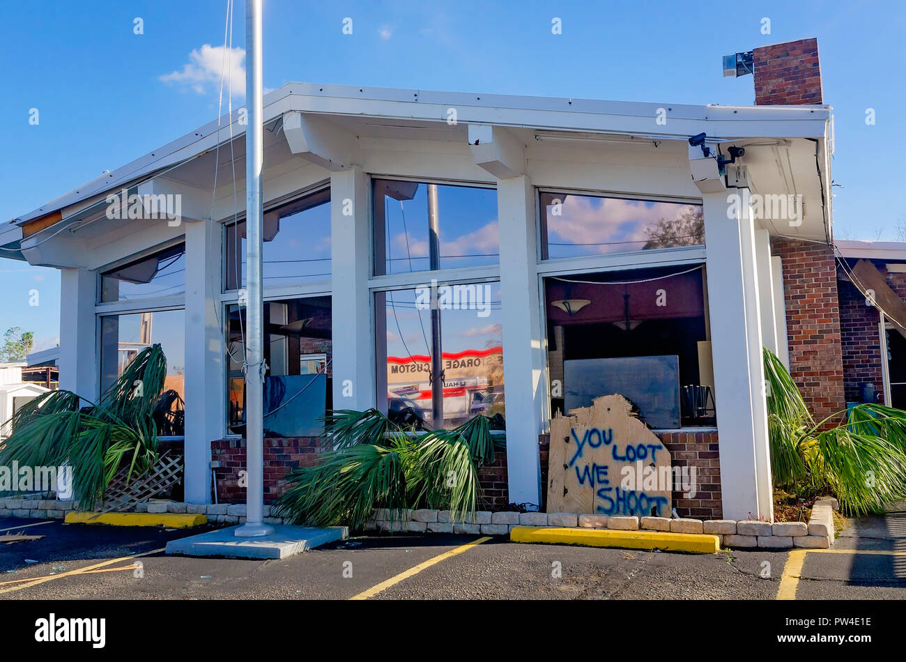 Un segno esterno imposta Liberty avverte di ladri, "si bottino, abbiamo shoot,", 11 ott. 2018, nella città di Panama, Florida. Foto Stock