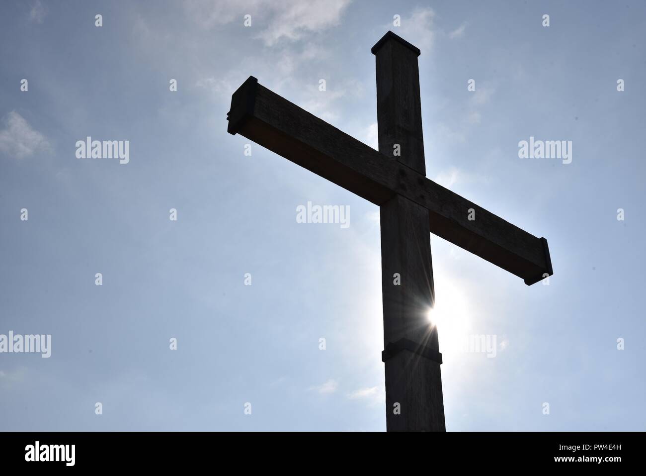 Miniera di Lochnagar Crater: la croce di legno sul bordo del cratere che è stato un fulmine struckby presto dopo che esso è stato eretto nel 1986 Foto Stock