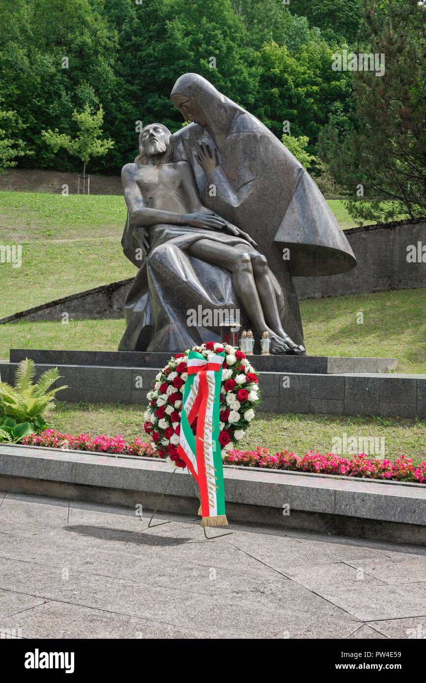Vista del monumento nel cimitero di Antakalnis in Vilnius dedicata alla pro-indipendenza soldati uccisi dai sovietici delle forze speciali nel 1991. Foto Stock