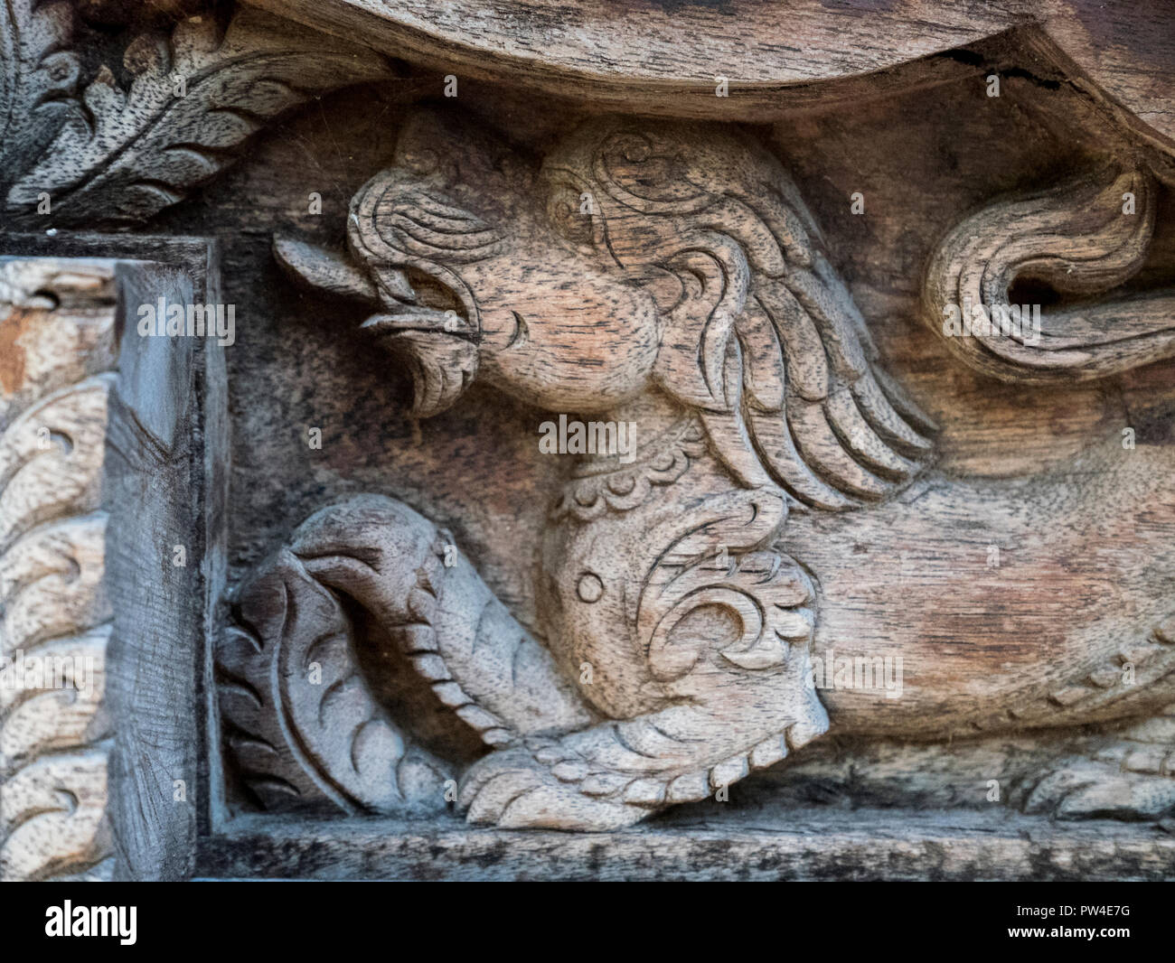 Il Tibetano altare scolpito in legno nel museo di Reinhold Messner a Brunico Foto Stock