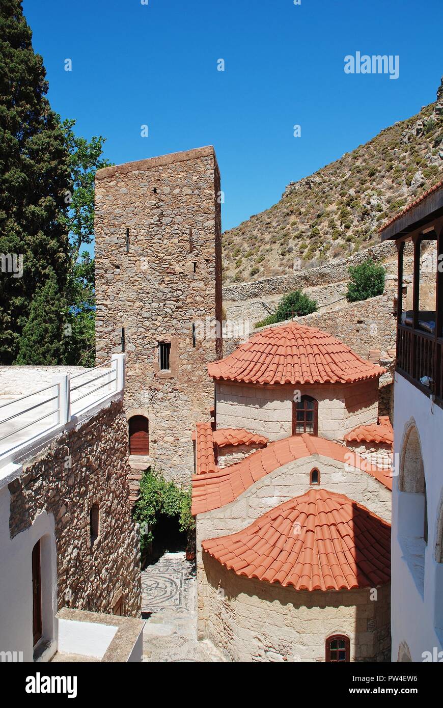 Il periodo bizantino monastero di Aghios Panteleimonas sull'isola greca di Tilos. Il monastero risale al 1470 circa. Foto Stock