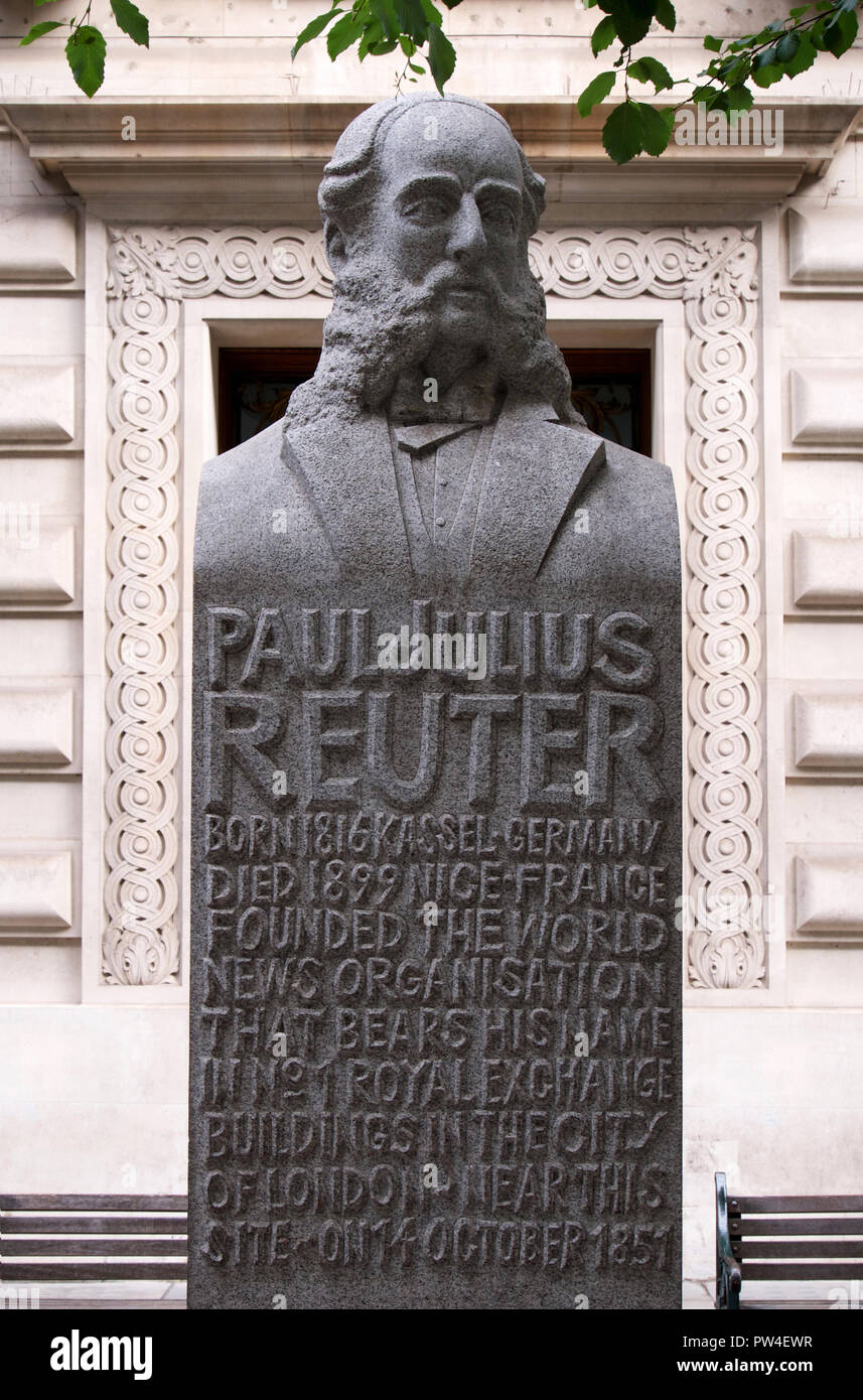 Statua di Paul Julius Reuter, (il fondatore della International news agency che porta il suo nome), al di fuori del Royal Exchange Building, Londra. Foto Stock