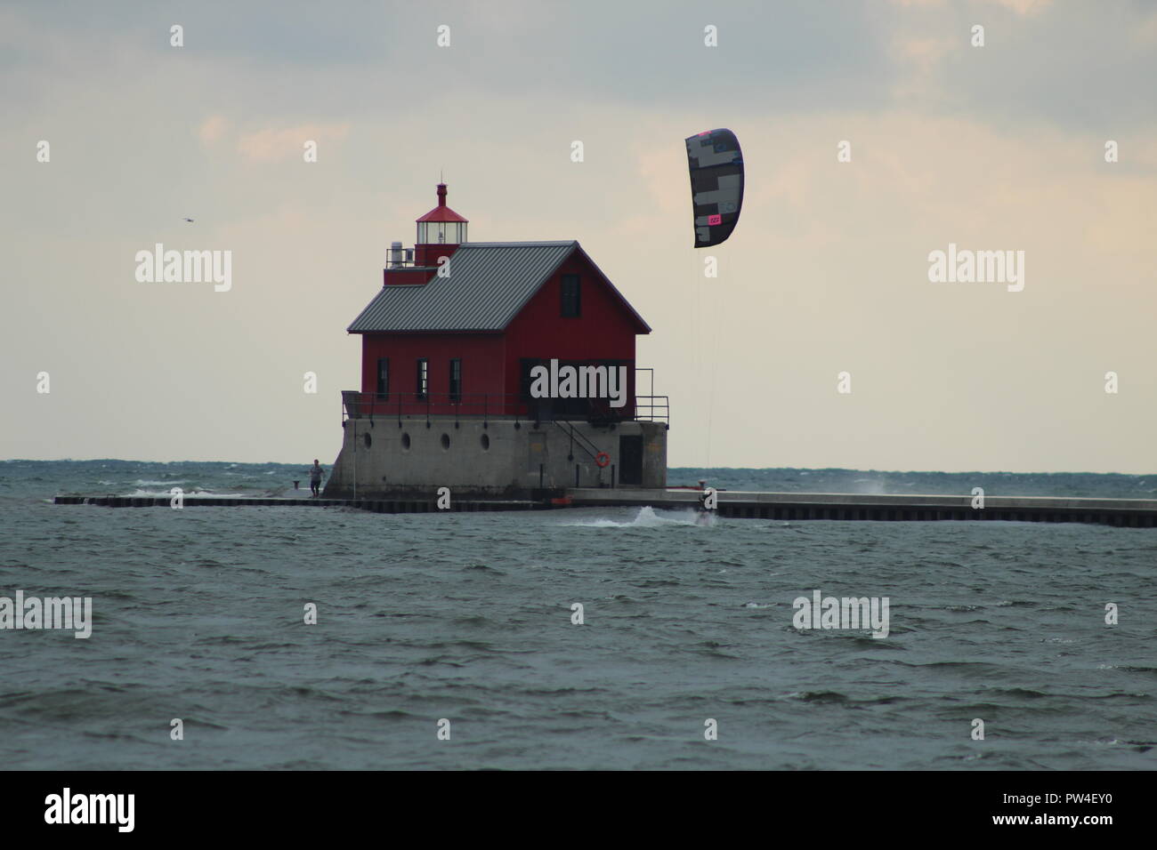 Faro e kite surf sul lago Michigan nel Grand Haven, Michigan beach Foto Stock
