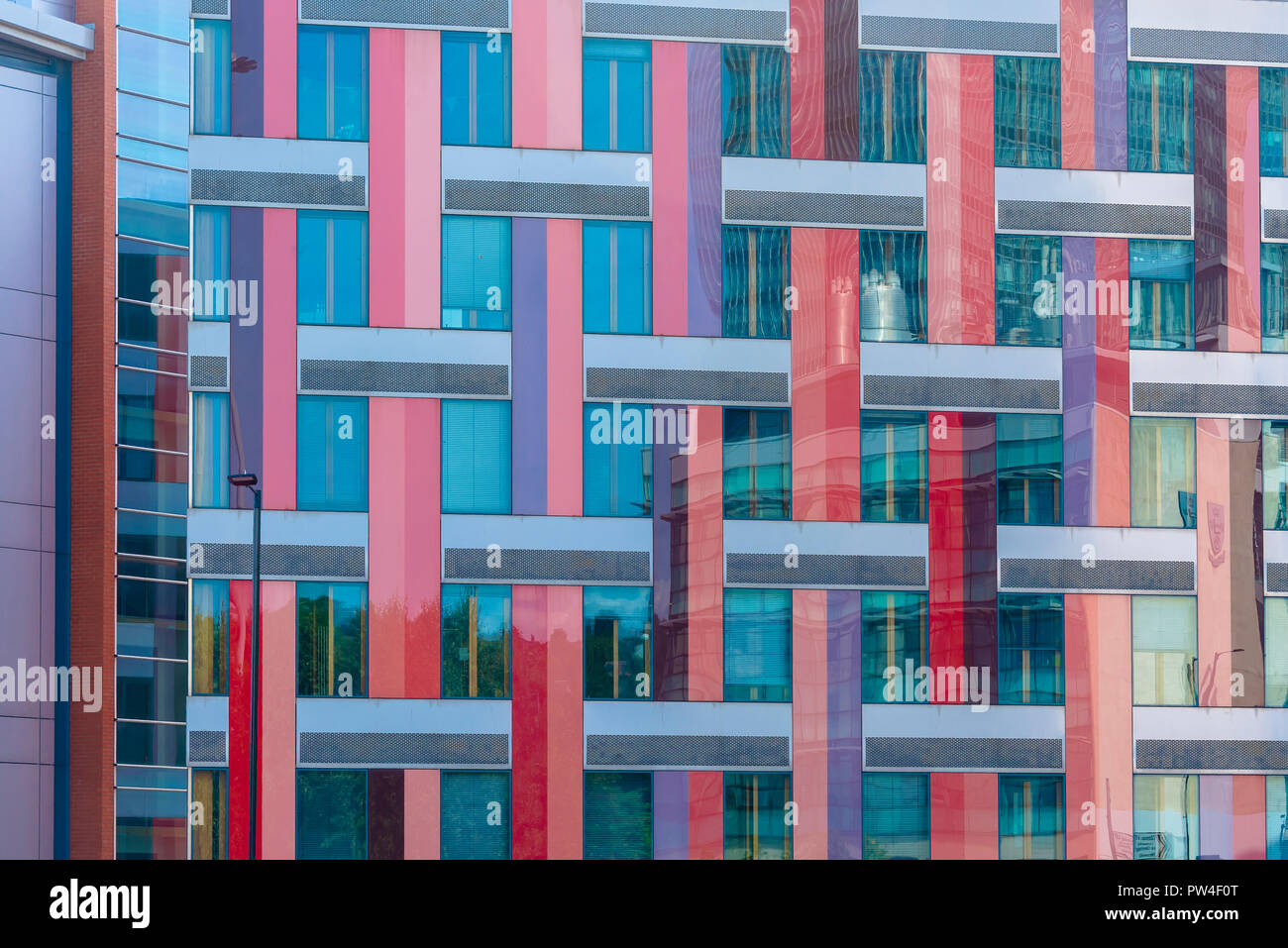 Sheffield, Regno Unito - 27 agosto 2018: Colorful architectural dettagli degli esterni dell'edificio del Dipartimento di Storia dell'Università di Sheffield Foto Stock
