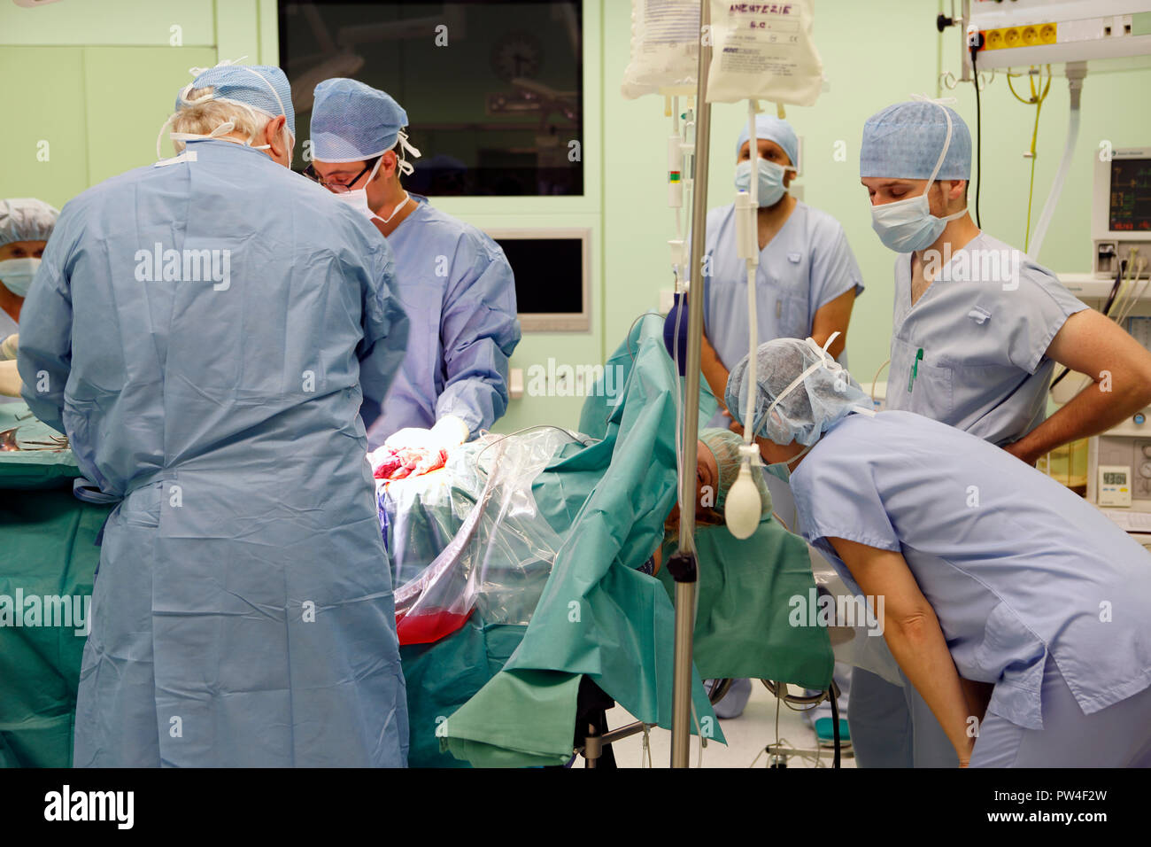Intervento chirurgico alla nascita in ospedale, taglio cesareo, Repubblica Ceca Foto Stock
