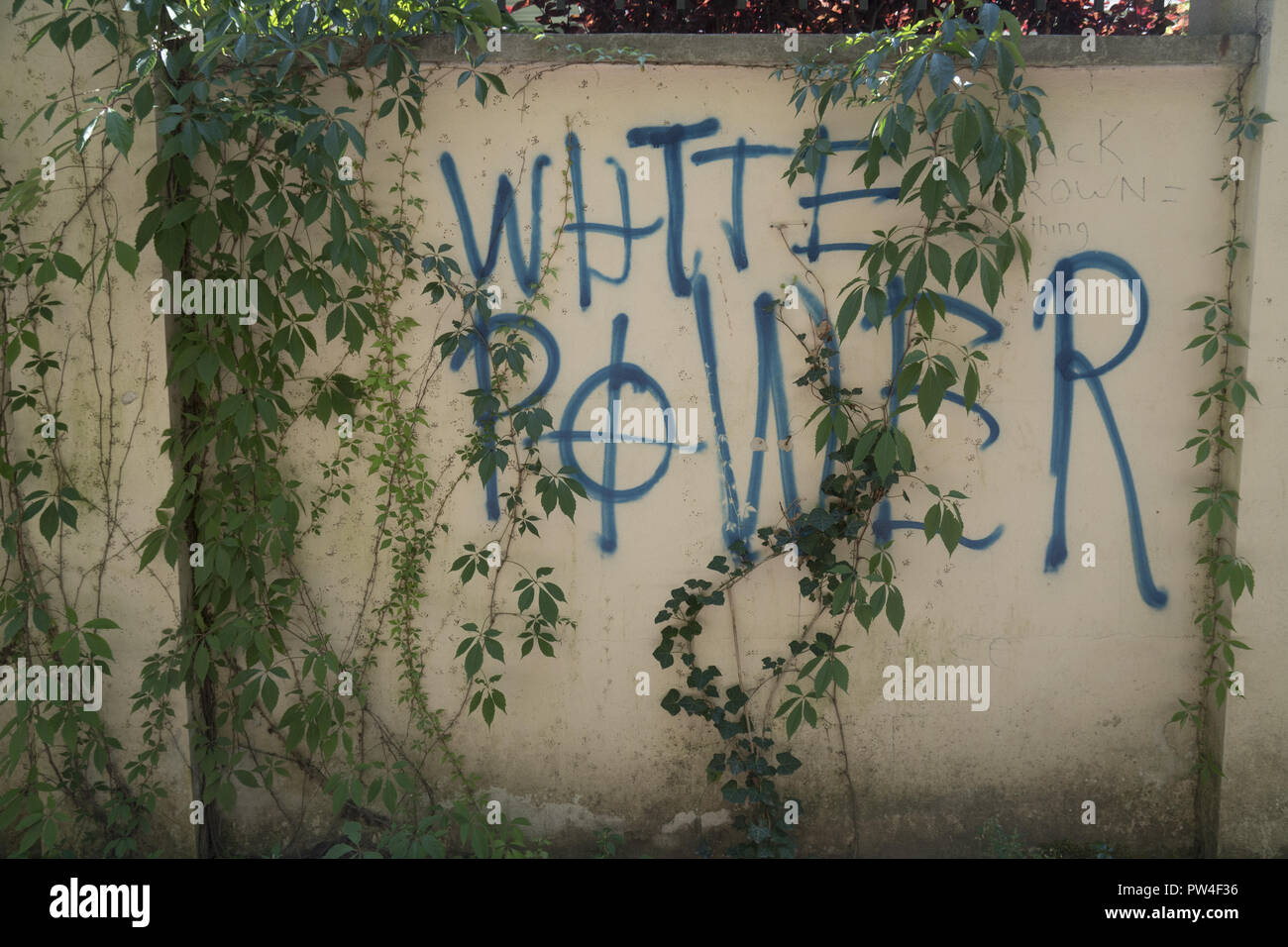 'White Power' dichiarazione su una parete in Polonia. Foto Stock