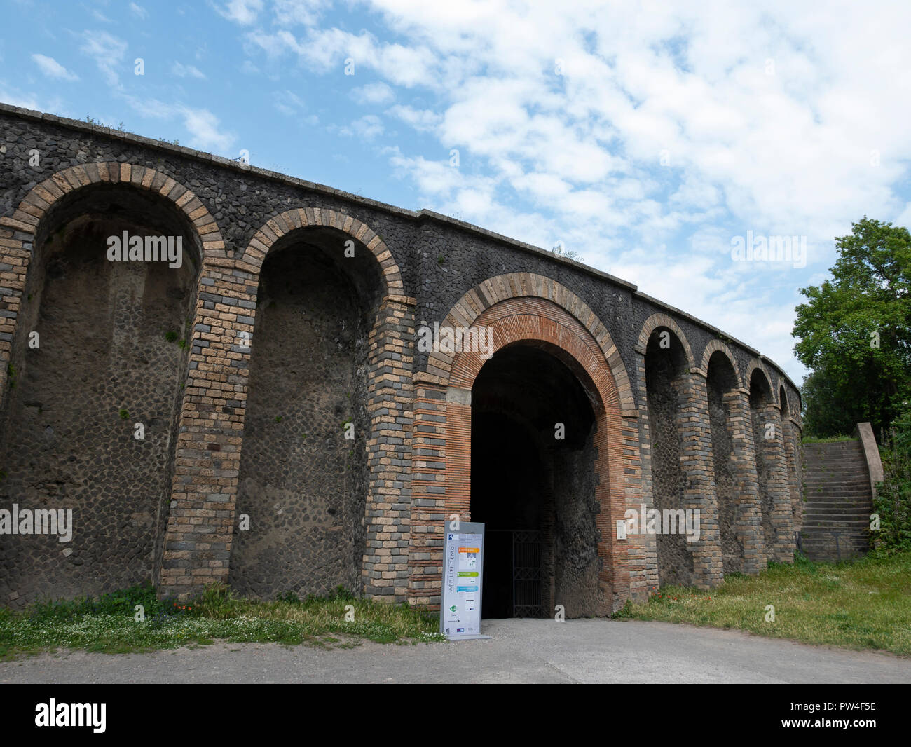 L'Anfiteatro di Pompei, distrutto dal vulcanico erruption del Vesuvio nel 79AD. Pompei, Campania, Italia. Foto Stock