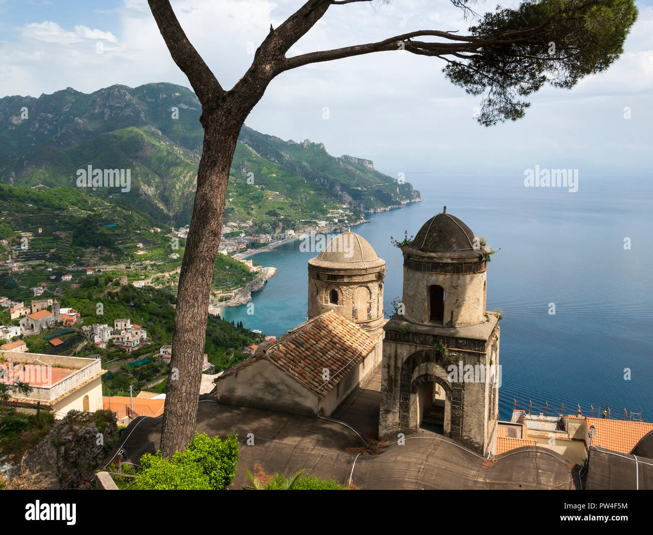 Vista dalla Villa Rufolo a Ravello village, Campania, la Costiera Amalfitana, Italia. Foto Stock