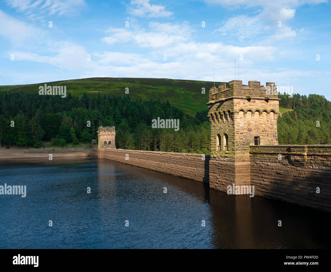 Derwent Dam, Derwent serbatoio, il Parco Nazionale di Peak District, Derbyshire, Inghilterra, Regno Unito. Foto Stock