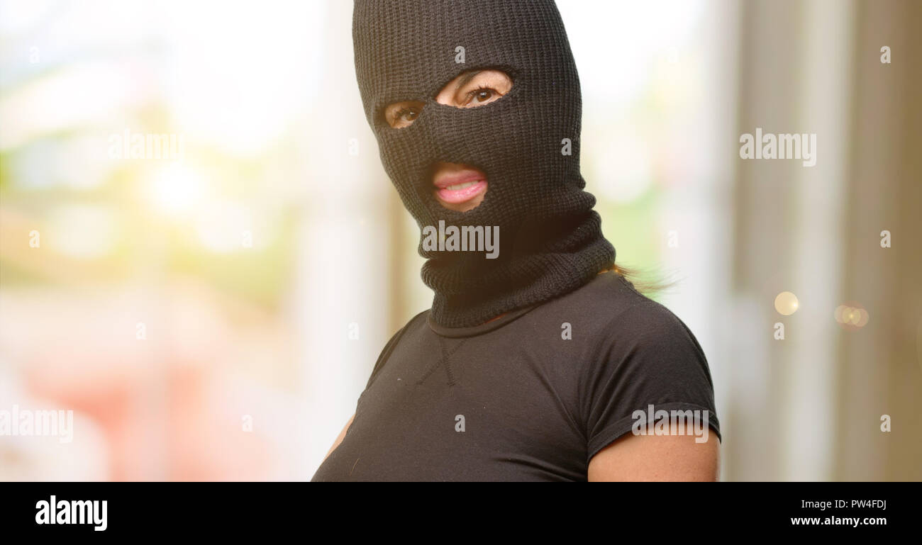 Ladro terrorista donna che indossa passamontagna maschera da sci fiducioso  e soddisfatto con un grande sorriso naturale invitante per immettere Foto  stock - Alamy