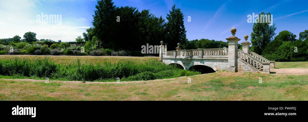 Il ponte di ornamentali, Easton walled gardens, Easton, Grantham, Lincolnshire, Inghilterra, Regno Unito. Foto Stock