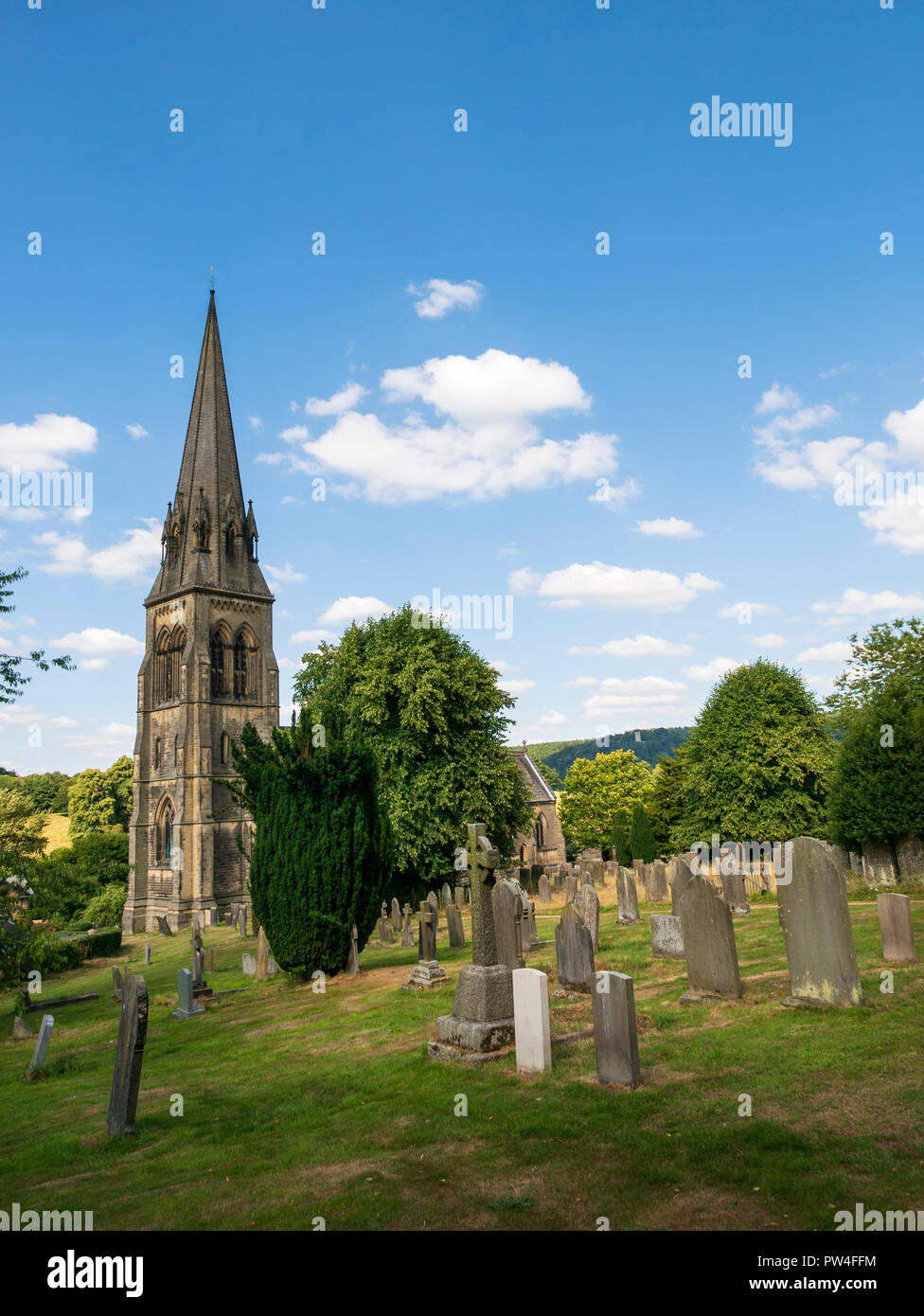 La Chiesa Parrocchiale di San Pietro, Edensor, Chatsworth Estate, il Parco Nazionale di Peak District, Derbyshire, Inghilterra, Regno Unito. Foto Stock