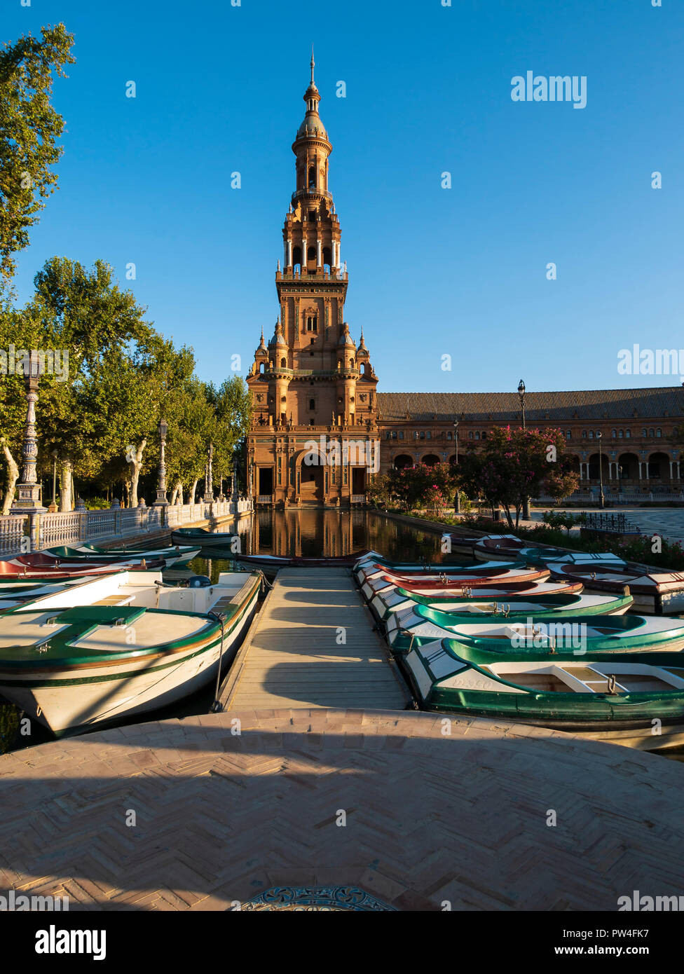 Barche a remi la Plaza de Espana, Siviglia, Andalusia, Spagna. Foto Stock