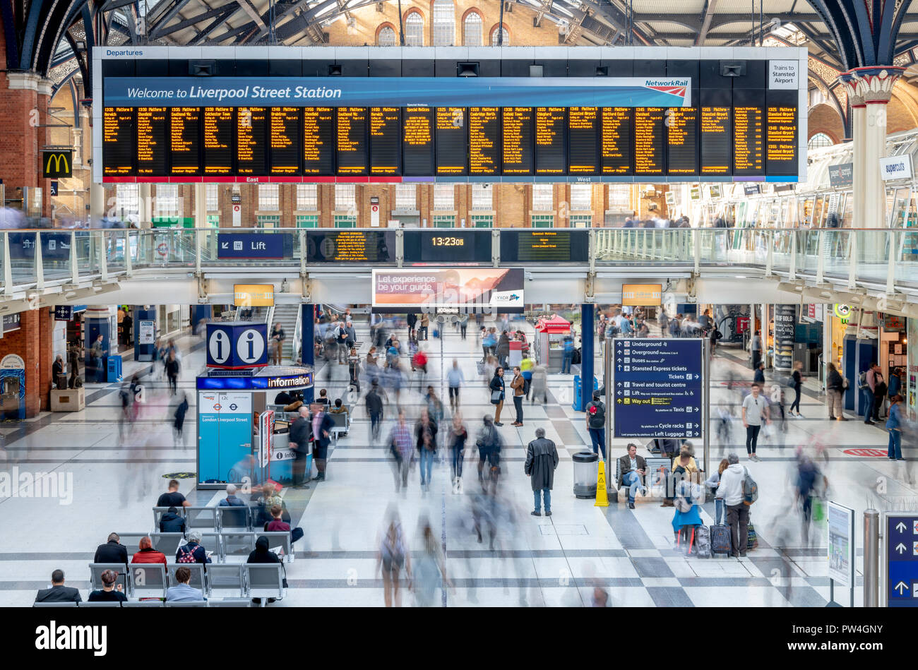 Occupato cattura i passeggeri dei treni a Liverpool Street Station di Londra. La lunga esposizione cattura il movimento di persone come una serie di sbavature. Foto Stock