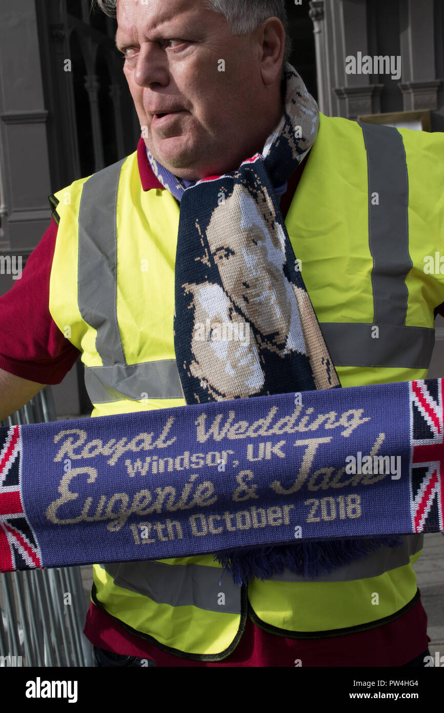 Royal Wedding Principessa Eugenie di York e Jack Brooksbank Windsor uomo vendita sciarpe souvenir Ottobre 2018 UK HOMER SYKES Foto Stock