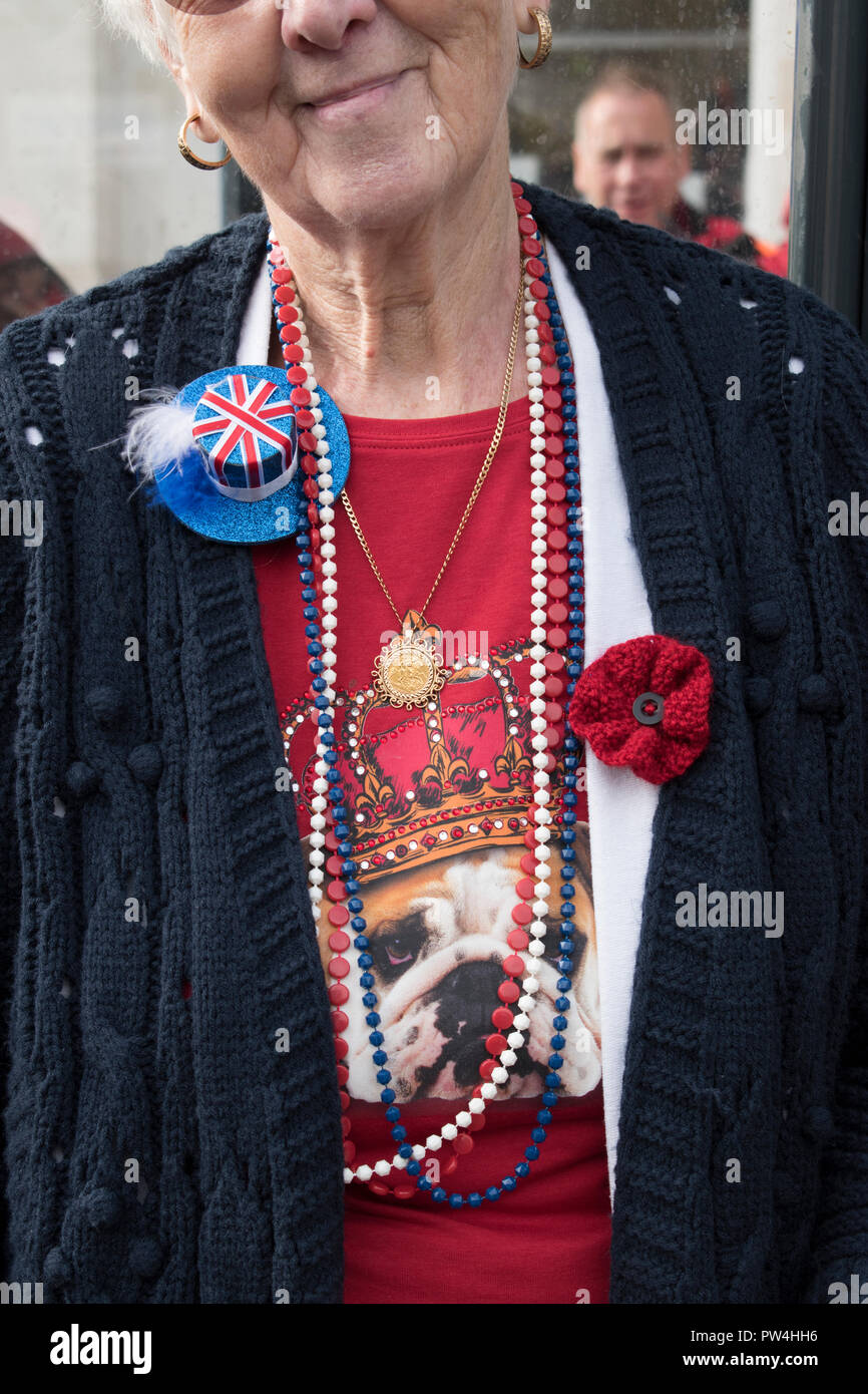 Patriotic donna anziana,persona in folla per la principessa Eugenie di York e Jack Brooksbank royal wedding Windsor Ottobre 2018 UK HOMER SYKES Foto Stock