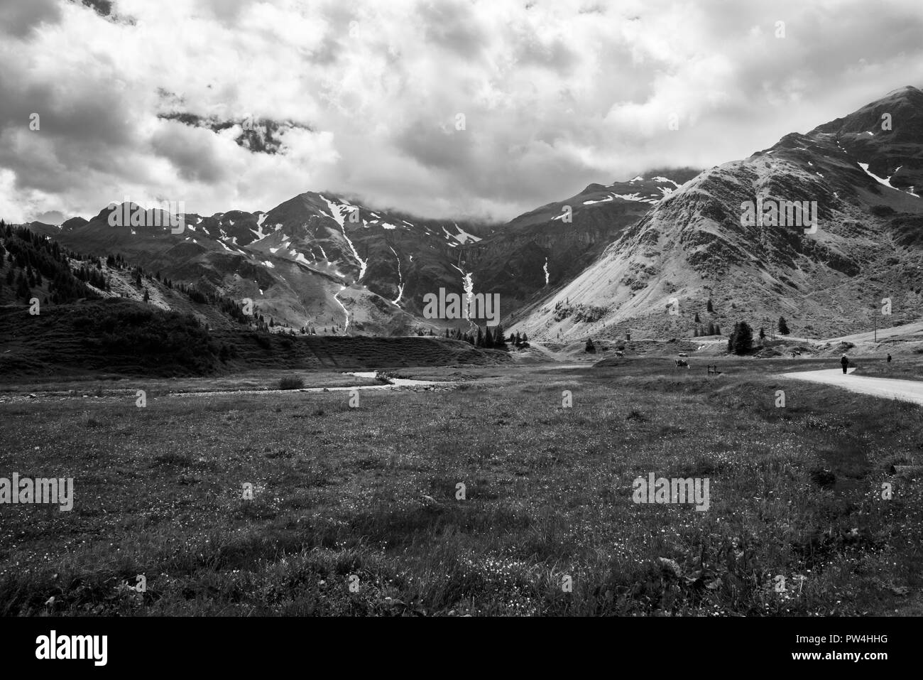 Bianco e nero paesaggio con montagne di erba e terra Foto Stock