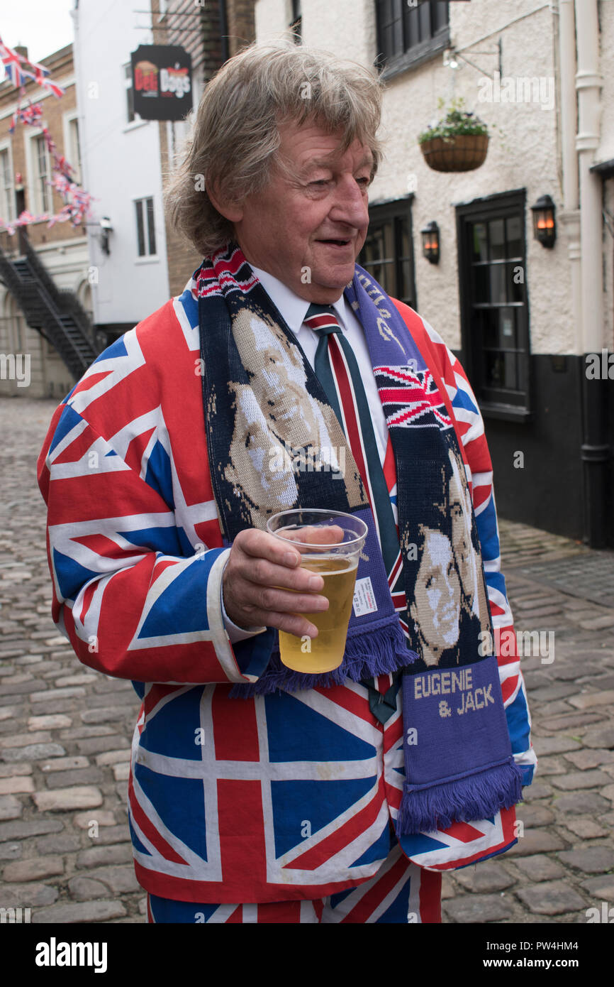 Uomo patriottico che indossa l'abbigliamento Union Jack per la principessa Eugenia di York e il matrimonio reale Jack Brooksbank Windsor ottobre 2018 Regno Unito HOMER SYKES Foto Stock